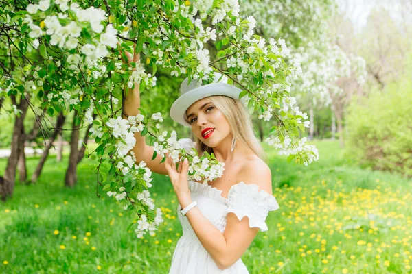 Sexy Novia Moderna Sombrero Cilindro Blanco Que Ordena Flores Manzano —  Fotos de Stock