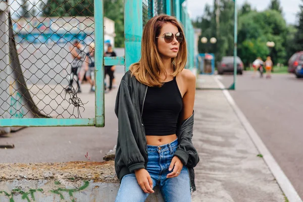Modeportret Van Trendy Jonge Vrouw Met Zonnebril Jeans Met Hallen — Stockfoto