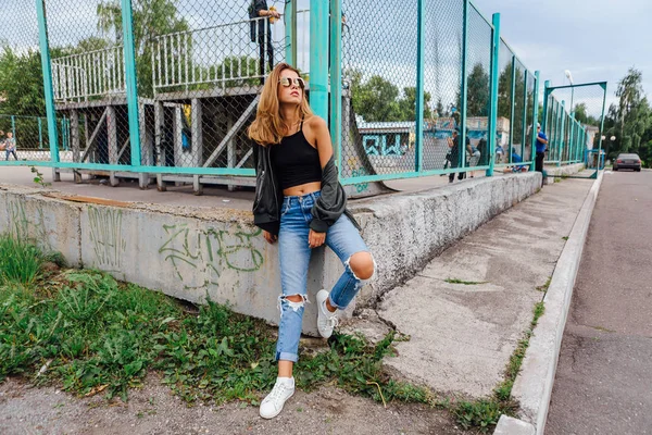 Mode Porträtt Trendiga Unga Kvinna Bär Solglasögon Jeans Med Hallar — Stockfoto
