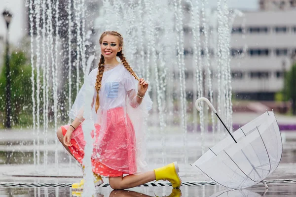 Młoda Ładna Dziewczyna Dwa Warkocze Żółte Buty Parasol Przezroczysty Stoi — Zdjęcie stockowe