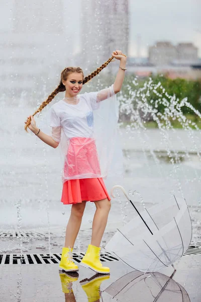 Gadis Cantik Muda Dengan Dua Kepang Sepatu Bot Kuning Dan — Stok Foto