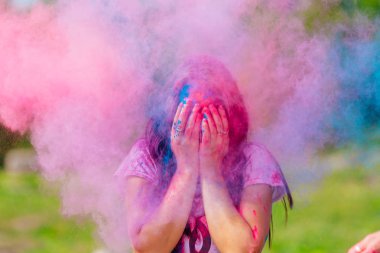 Renkli sıçraması veya holi tozu açık havada bulutlar kadın duruyor
