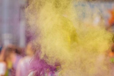 Renkli sıçraması veya holi tozu açık havada bulutlar kadın duruyor