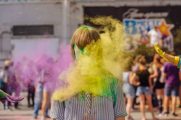 Novokuznetsk, Kemerovo bölgesi, Rusya Federasyonu-Ağustos 04, 2018:: Genç kızla holi toz renkleri Rusya, Novokuznetsk 04 Ağustos, 2018 Holi festival hakkında.