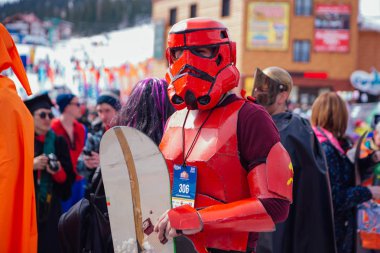 Sheregesh, Kemerovo bölgesi, Rusya Federasyonu - 7 Nisan 2018: Grelka Fest olduğunu karnaval kılık kayak ve snowboard binici için bir spor ve eğlence aktivite. Gençler karnaval kostümleri.