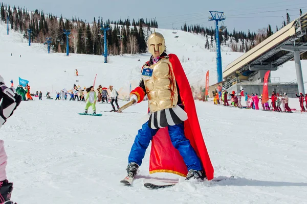 Sheregesh ケメロヴォ地域 ロシア 2018 Grelka カーニバル衣装でスキー スノーボードの競技者のスポーツおよび娯楽活動 カーニバルの衣装の若者たち — ストック写真