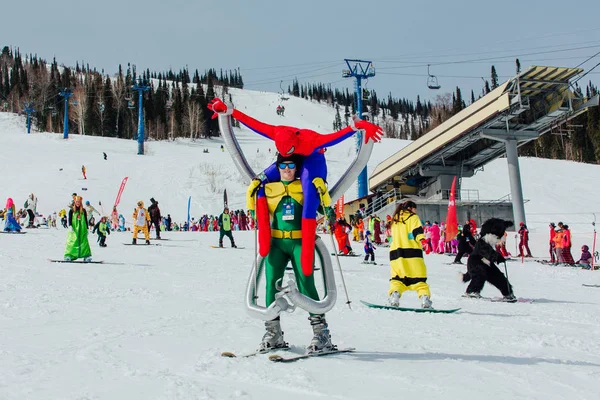 Sheregesh ケメロヴォ地域 ロシア 2018 Grelka カーニバル衣装でスキー スノーボードの競技者のスポーツおよび娯楽活動 スパイダーマンの映画の衣装の若者たち — ストック写真