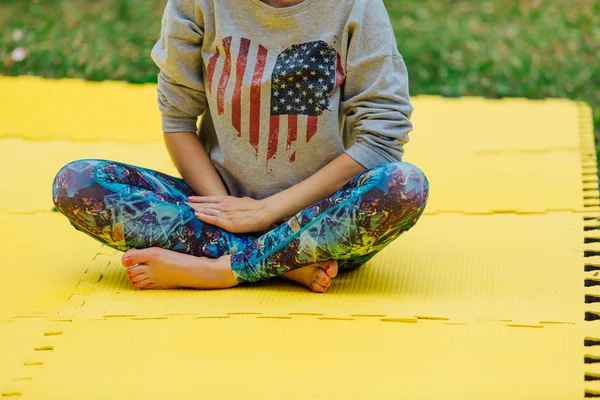 Woman makes yoga in park. Summertime yoga class. — Stock Photo, Image