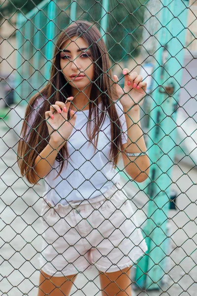 Portrait d'une fille swag derrière une clôture de rabitz — Photo