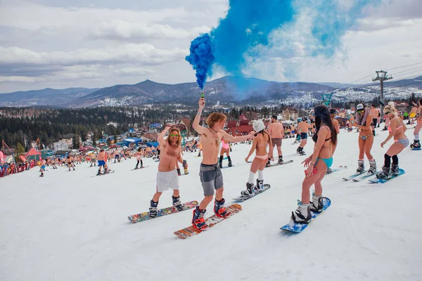 Sheregesh, kemerowo region, russland - 14. April 2018: Menschenmenge in Bikini und Shorts auf Snowboard und Bergski auf der Piste — Stockfoto