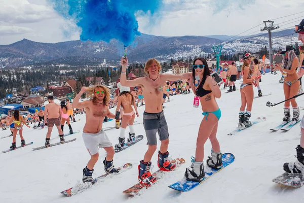 Sheregesh, 케메로보 지역, 러시아-2018 년 4 월 14 일: 비키니와 반바지 스노우 보드 및 산악 스키 슬로프에 타고 있는 사람들의 군중 — 스톡 사진
