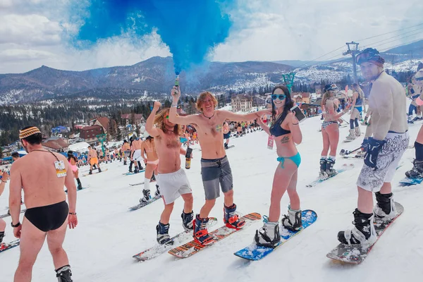 Sheregesh, kemerowo region, russland - 14. April 2018: Menschenmenge in Bikini und Shorts auf Snowboard und Bergski auf der Piste — Stockfoto