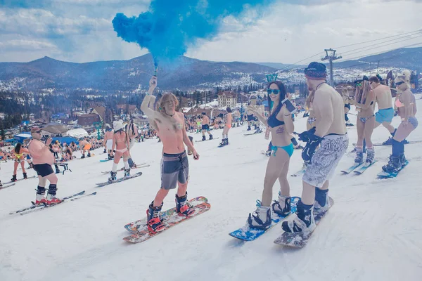 Sheregesh, kemerowo region, russland - 14. April 2018: Menschenmenge in Bikini und Shorts auf Snowboard und Bergski auf der Piste — Stockfoto