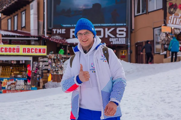 Sheregesh, Kemerovo Region - April 6, 2018. Young people in branded under the Universiade 2019 uniform on the slope. Promo zone of the Universiade — Stock Photo, Image