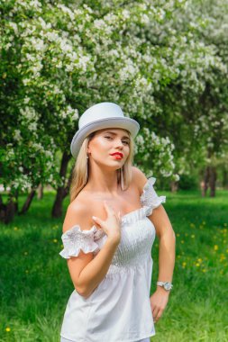 Seksi modern gelin beyaz silindir şapkalı. Kopya alanı.