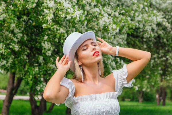 Sexy modern bride in white cylinder hat. Copy space. — Stock Photo, Image