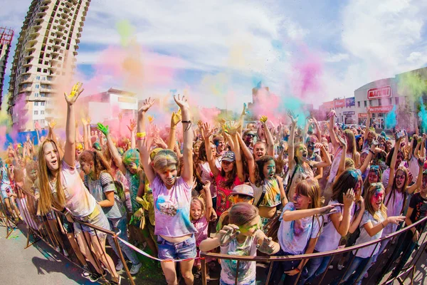 Adolescentes no festival Holi. Jovens jogando fora colorido holi em pó . — Fotografia de Stock