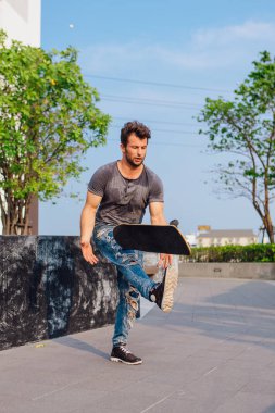 Kaykaycı sokakta kaykay hile yaparak