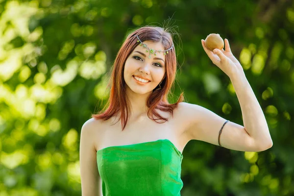 Bela jovem ásia mulher com fresco kiwi — Fotografia de Stock