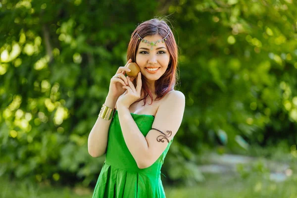 Mooie jonge Aziatische vrouw met verse kiwi — Stockfoto