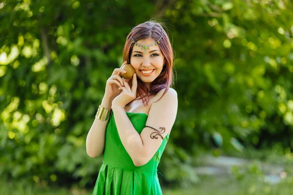 Beautiful young asian woman with fresh kiwi — Stock Photo, Image