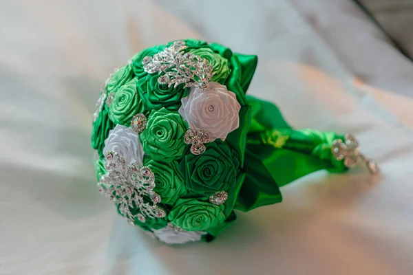 Nade bouquete ślub ręcznie wstążka wstążki, zielone i białe — Zdjęcie stockowe