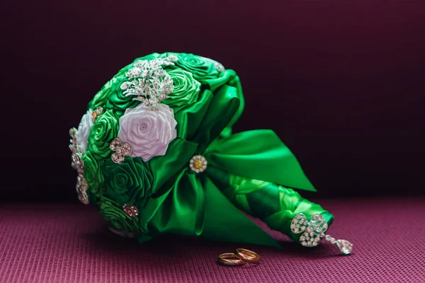 Kézzel készített szalag esküvői bouquete és a két jegygyűrű — Stock Fotó