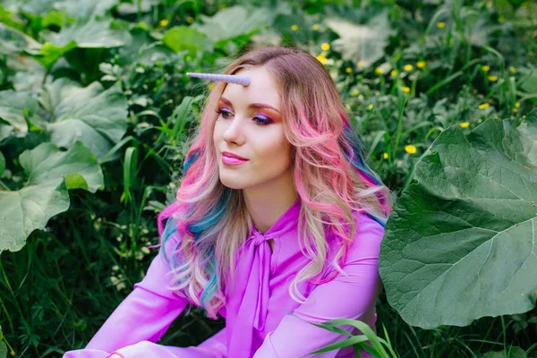 Chica de hadas unicornio con pelo rosa en el bosque de verano — Foto de Stock