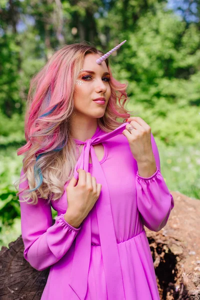 Menina fada unicórnio com cabelo rosa na floresta de verão — Fotografia de Stock
