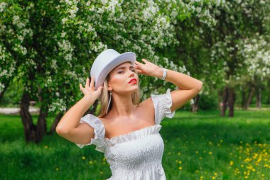 Beyaz silindir şapka enjoing bloomin elma ağacı çıtır seksi modern gelin.