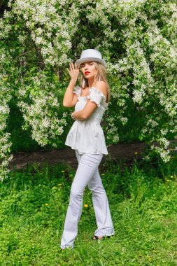 Beyaz silindir şapka enjoing bloomin elma ağacı çıtır seksi modern gelin.