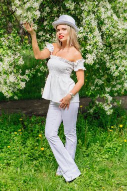 Beyaz silindir şapka enjoing bloomin elma ağacı çıtır seksi modern gelin.