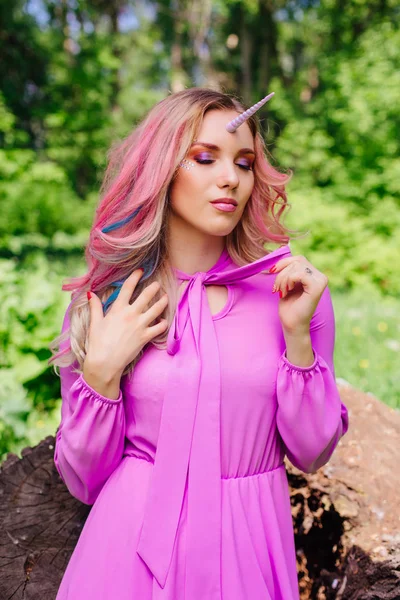 Älva flicka unicorn med rosa hår i sommar skog — Stockfoto