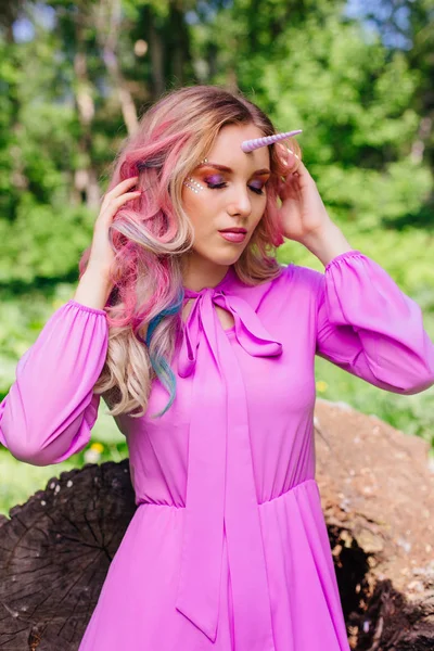 Chica de hadas unicornio con pelo rosa en el bosque de verano — Foto de Stock