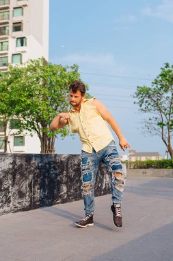 Genç adam breakdance sokakta dans.