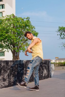 Genç adam breakdance sokakta dans.