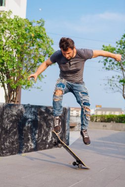 Bir kaykay yapıyor kaykaycı sokakta ollie hüner