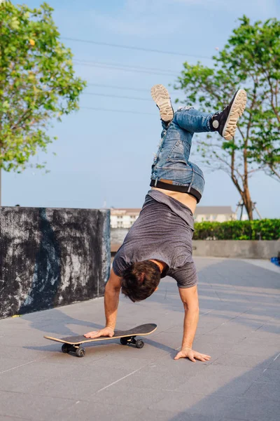 Kaykaycı sokakta kaykay hile yaparak