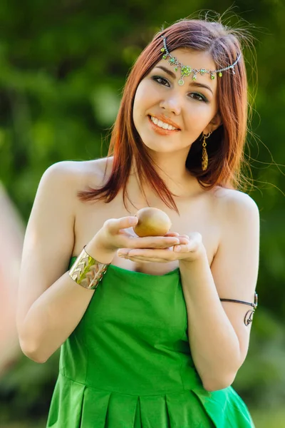 Piękna młoda kobieta azjatyckich z kiwi świeże — Zdjęcie stockowe