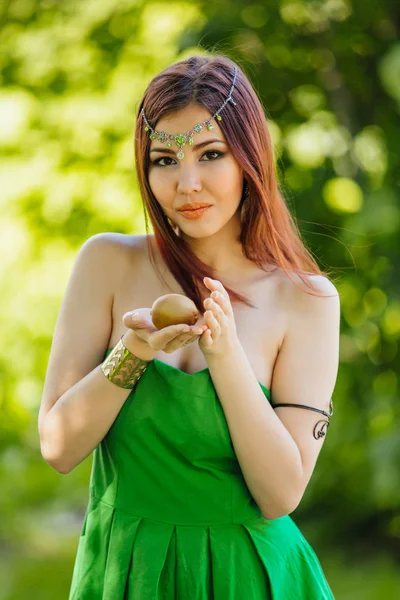 Hermosa joven asiática mujer con kiwi fresco — Foto de Stock
