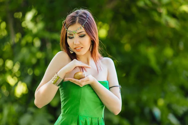 Mooie jonge Aziatische vrouw met verse kiwi — Stockfoto