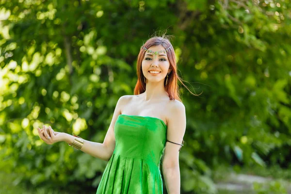 Bela jovem ásia mulher com fresco kiwi — Fotografia de Stock