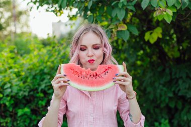 Karpuz zevk pembe saçlı güzel genç kadın