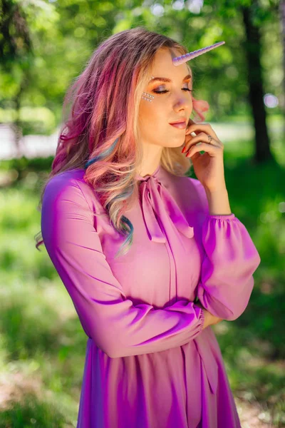 Fairy meisje Eenhoorn met roze haren in zomer bos — Stockfoto