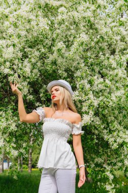 Beyaz silindir şapka enjoing bloomin elma ağacı çıtır seksi modern gelin.