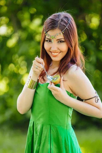 Bela jovem ásia mulher comer fresco kiwi — Fotografia de Stock