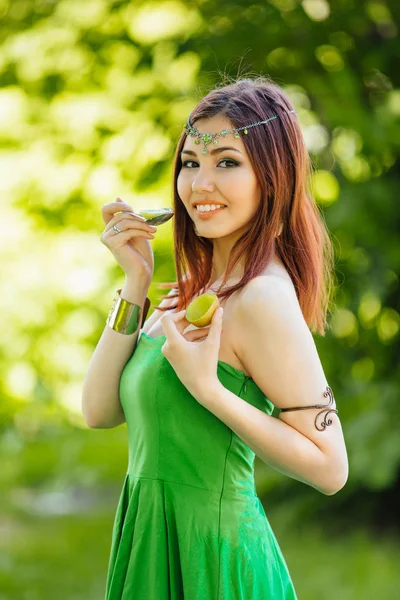 Mooie jonge Aziatische vrouw eten verse kiwi — Stockfoto