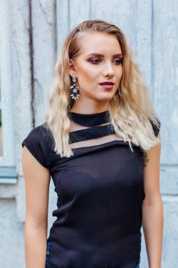 Sarı saçları ve parlak makyaj ile çekici Bayan