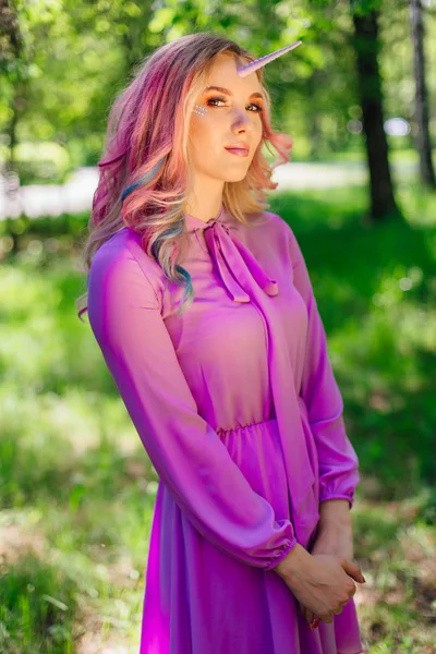 Menina fada unicórnio com cabelo rosa na floresta de verão — Fotografia de Stock