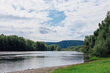 Nehir sahil plaj yaz günü ile